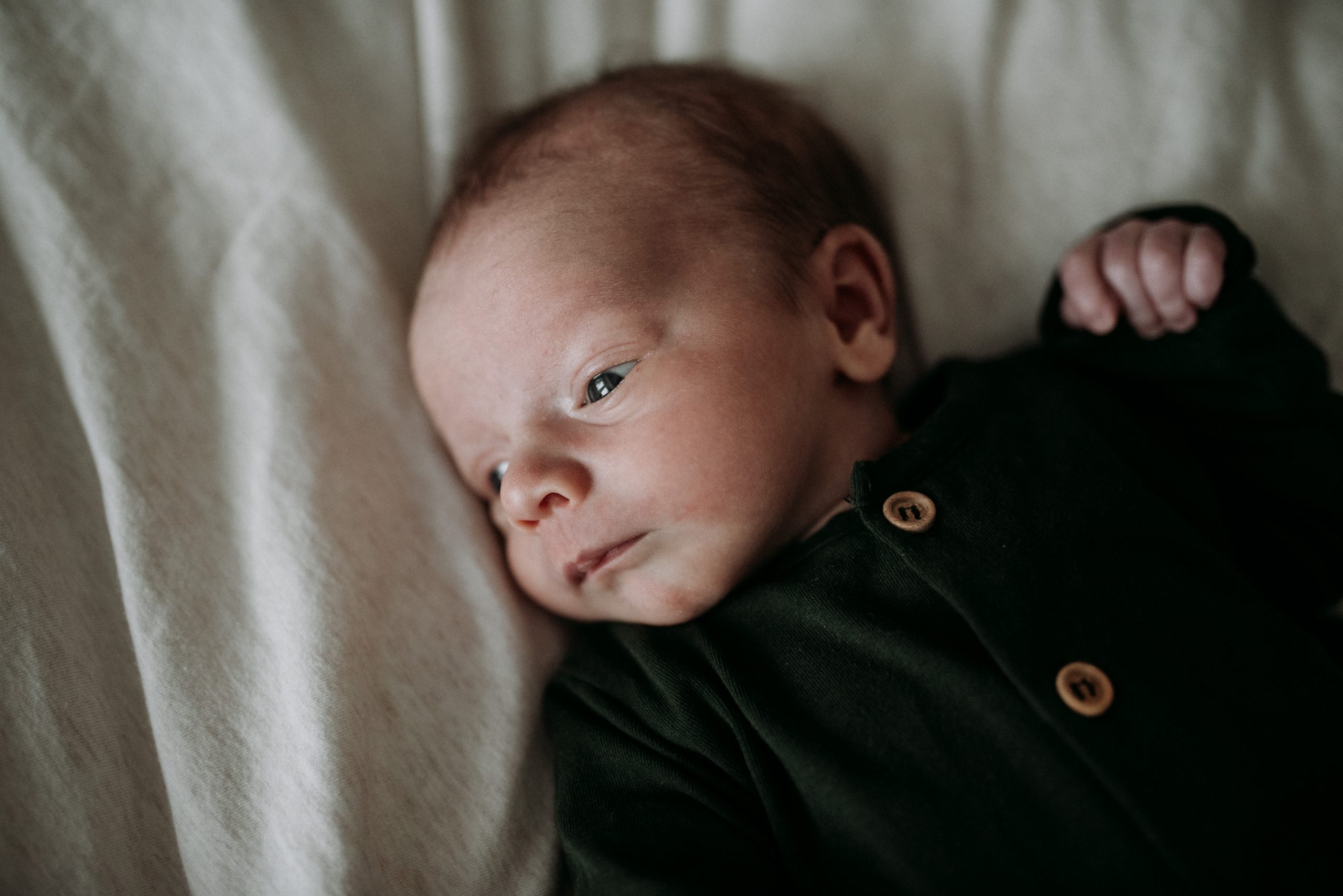 newborn baby familie fotograaf bureaucocoon Nederland Limburg zoon dochter broer zus papa mama zwangerschap babybuik