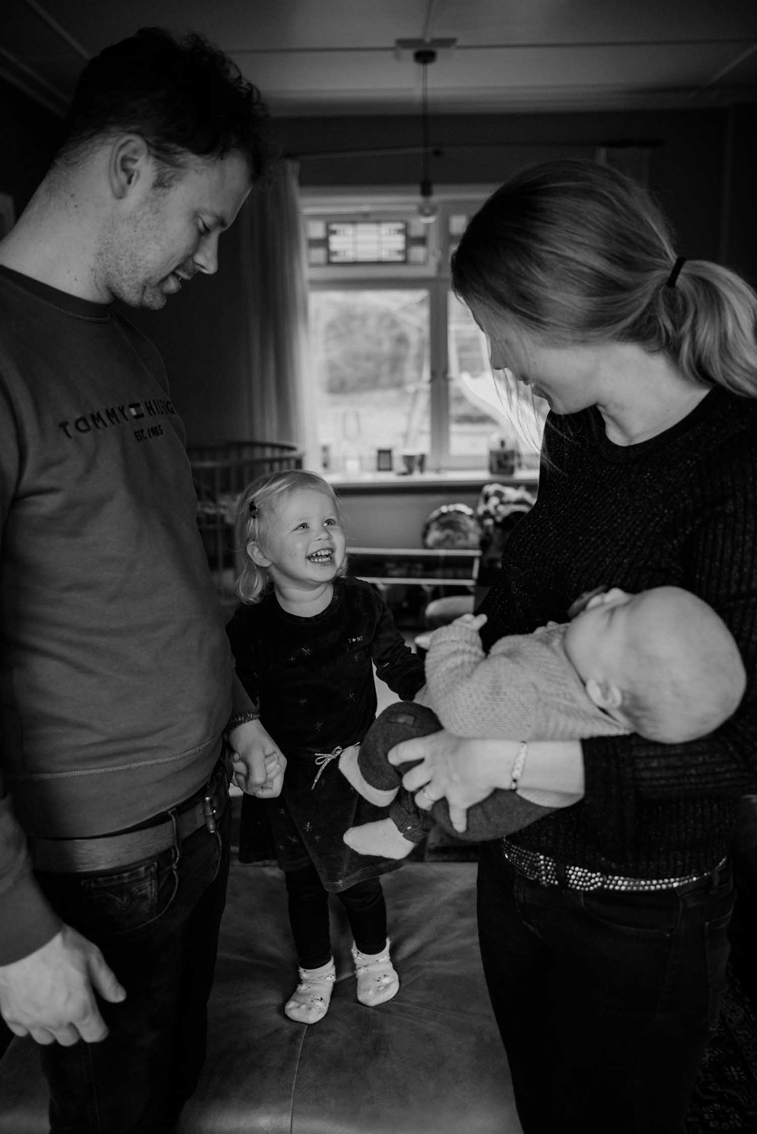 lifestyle fotografie newborn baby familie fotograaf bureaucocoon Nederland Limburg zoon dochter broer zus papa mama zwangerschap babybuik